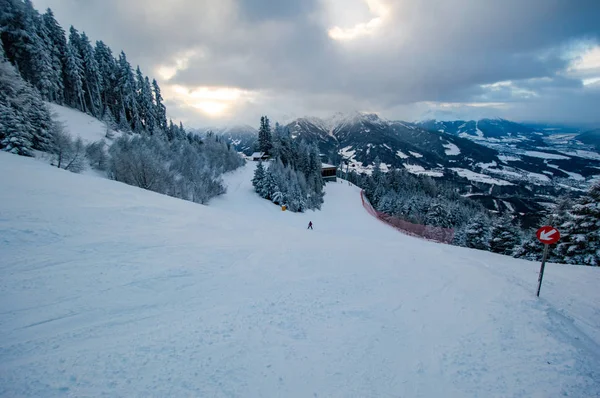 Colina Cubierta Nieve Con Esquiador Lejano Montañas Vista Valle — Foto de Stock
