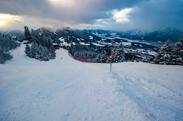 Colline Enneigée Avec Skieur Lointain Montagnes Vue Sur Vallée — Photo