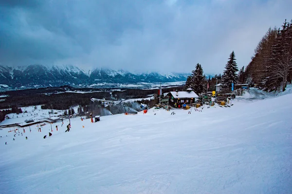 在滑雪坡上的人与美丽的山景 — 图库照片