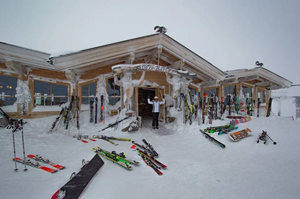 Frau Posiert Der Abenddämmerung Vor Skihütte — Stockfoto