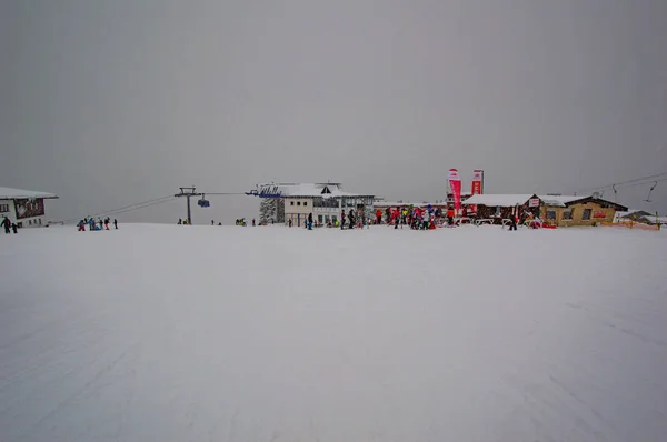 Emberek Ski Resort Havas Táj — Stock Fotó