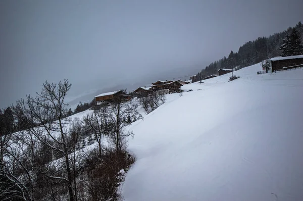 Weergave Van Bergachtige Dorp Hutten Gelegen Besneeuwde Heuvel — Stockfoto