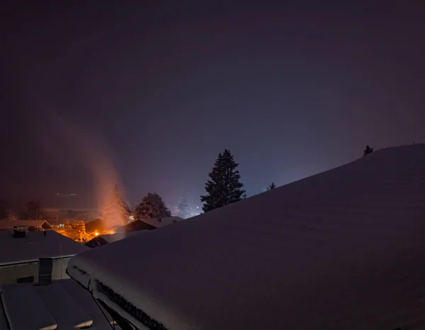 Mountain Resort Karlı Çatı Geceleri Aydınlatılan Evleri — Stok fotoğraf