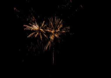 gece gökyüzünde havai fişek ışıkları hareket minimalist atış