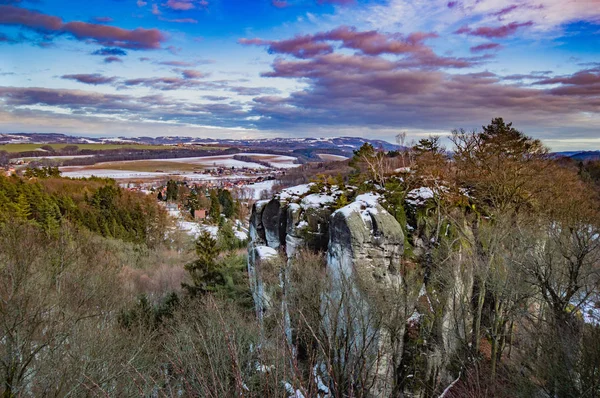 Malebný Pohled Krajina Stromy Skály Zamračená Obloha — Stock fotografie