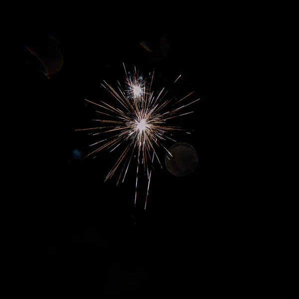 Минималистичный Снимок Движения Фейерверков Ночном Небе — стоковое фото