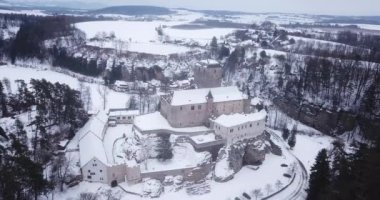 Karlı sahnede Castle Kost havadan görünümü, Çek Cumhuriyeti