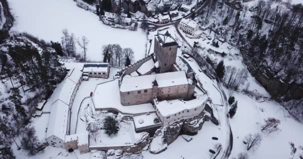 雪のシーンで城コストの航空写真 チェコ — ストック動画