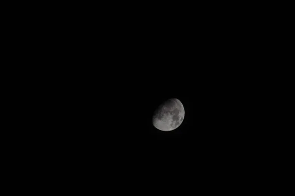 gece gökyüzünde ay ile aydınlatılmış doğal görünümünü