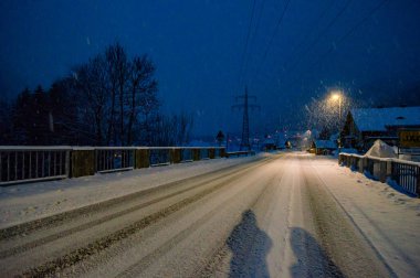 insanlar gölgeler ile akşam aydınlatılmış karlı yol görünümü