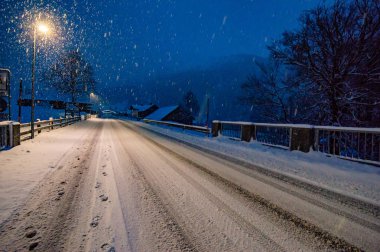 akşam aydınlatılmış karlı yol görünümü