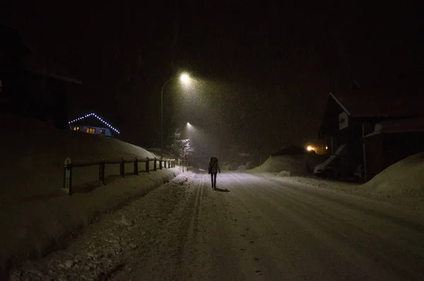 Kar Yağışı Sırasında Gece Yol Ile Yürüyen Uzak Kişi — Stok fotoğraf