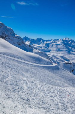 parlak güneş ışığı uzak kablo yolu ile karlı manzara