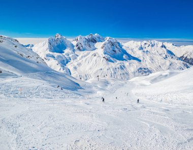 güneş ışığı altında kayak insanlar ile karlı dağlık manzara