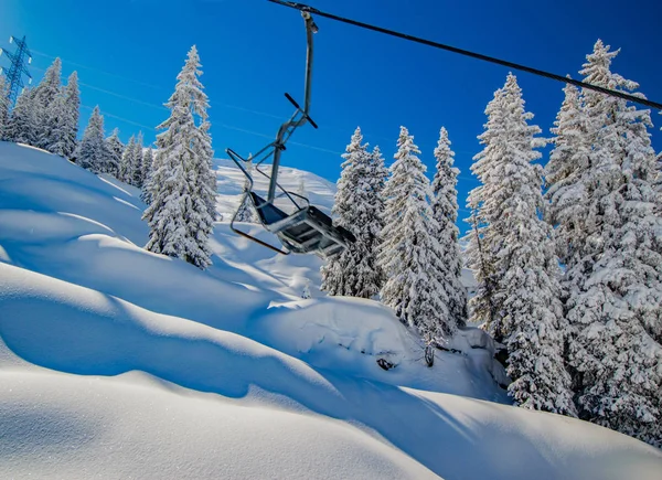 Skilift Über Schneebedeckten Hügel Mit Kiefern Sonnenlicht — Stockfoto