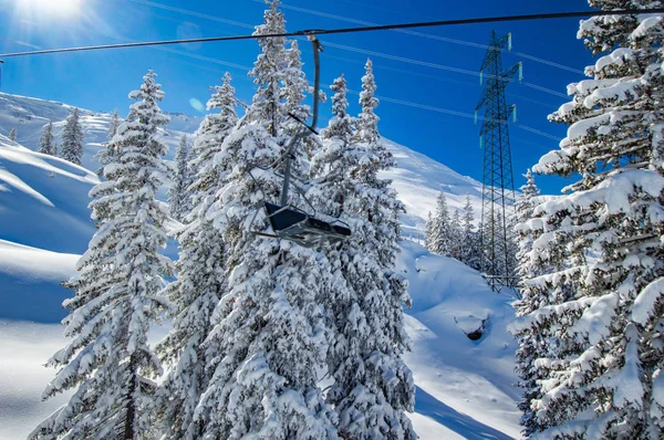 Skilift Über Schneebedeckten Hügel Mit Kiefern Sonnenlicht — Stockfoto