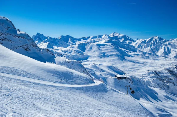 Besneeuwde Bergachtig Landschap Met Blauwe Lucht — Stockfoto