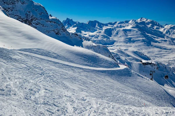 Besneeuwde Landschap Met Verre Kabelbaan Fel Zonlicht — Stockfoto