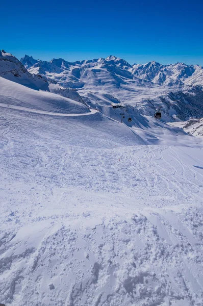 Śnieżny Krajobraz Odległą Kolejką Linowo Słoneczną — Zdjęcie stockowe