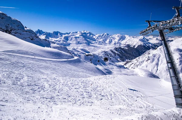 Besneeuwde Landschap Met Verre Kabelbaan Fel Zonlicht — Stockfoto