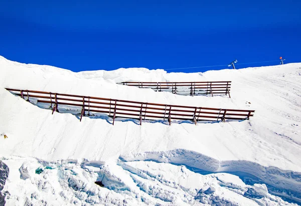 Snowy Hill Fences Vivid Blue Sky — Stock Photo, Image