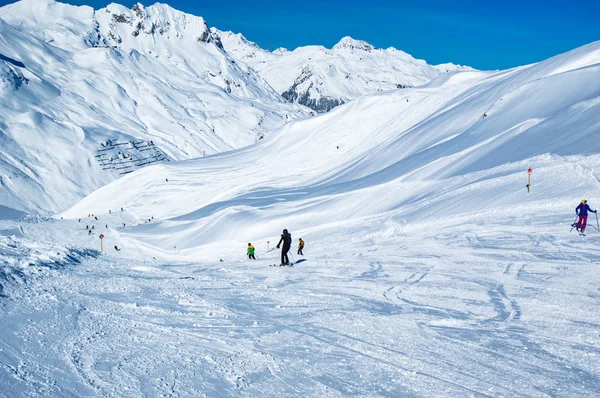 Schilderachtig Uitzicht Skipiste Zonlicht Met Verre Bewegende Mensen — Stockfoto