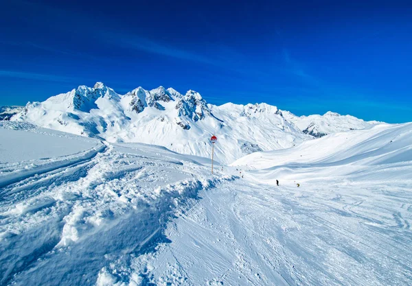 Besneeuwde Bergachtig Landschap Met Blauwe Lucht — Stockfoto