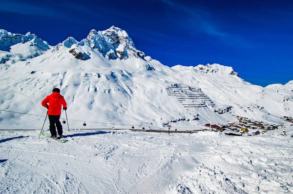 Skipersoon Besneeuwde Heuvel Met Rotsen Uitzicht Blauwe Hemel — Stockfoto