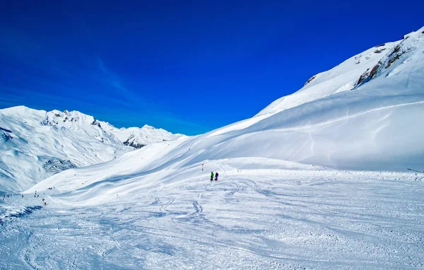 Schilderachtig Uitzicht Besneeuwde Bergachtige Landschap Met Verre Mensen — Stockfoto