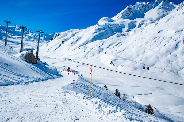 Mensen Skiën Besneeuwde Helling Onder Kabelbaan — Stockfoto