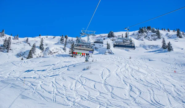 Skilifte Mit Skifahrern Über Schneebedeckten Hügel — Stockfoto