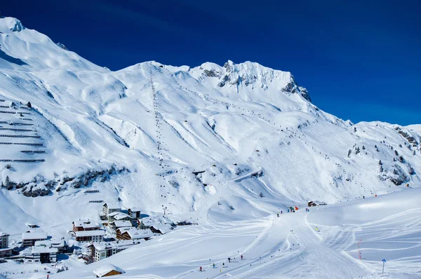 Besneeuwde Skipiste Met Verre Mensen Fel Zonlicht — Stockfoto