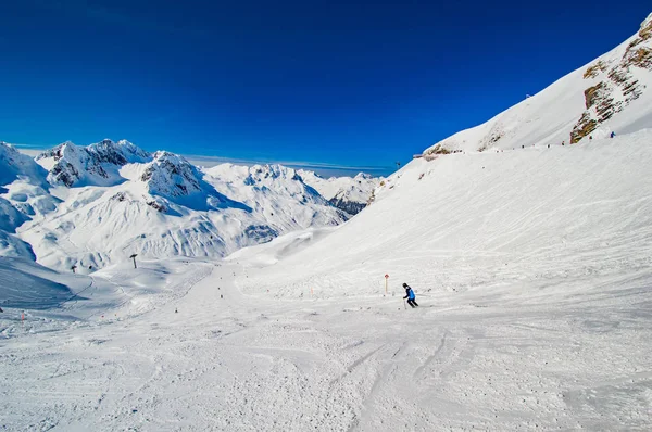 Persoon Die Skipiste Onder Blauwe Hemel Rijdt — Stockfoto