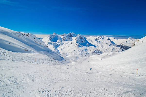 Persona Montando Pista Esquí Bajo Cielo Azul — Foto de Stock