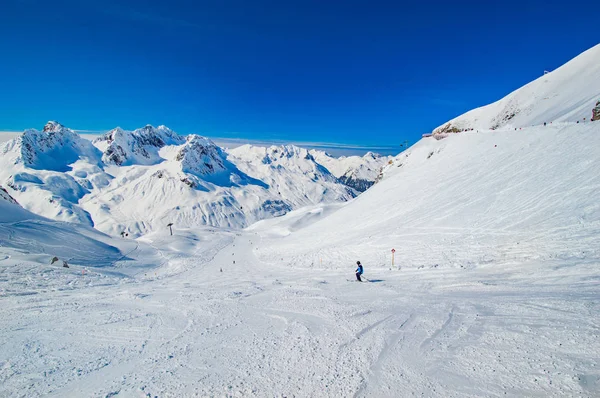 Besneeuwde Bergachtige Landschap Met Skiën Mensen Zonlicht — Stockfoto