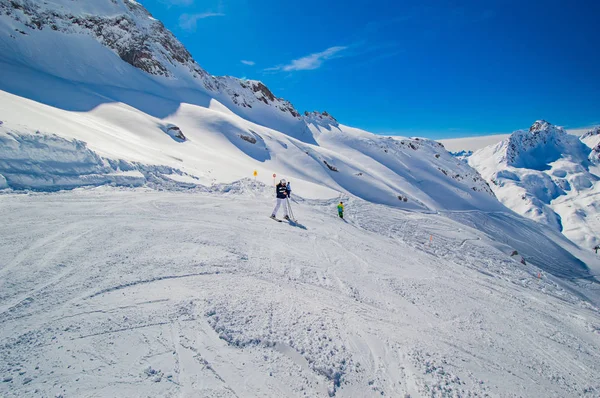 Nevado Paisaje Montañoso Con Gente Esquiando Luz Del Sol —  Fotos de Stock