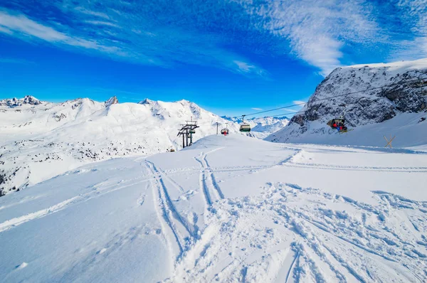 Zon Verlicht Besneeuwde Landschap Met Kabelbaan Bewolkte Hemel — Stockfoto