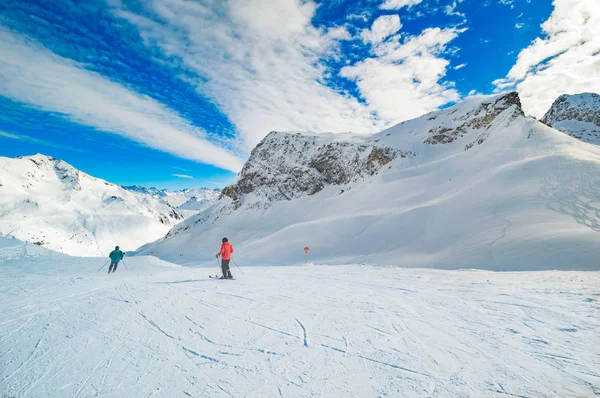 Besneeuwde Bergachtige Landschap Met Skiën Mensen Zonlicht — Stockfoto