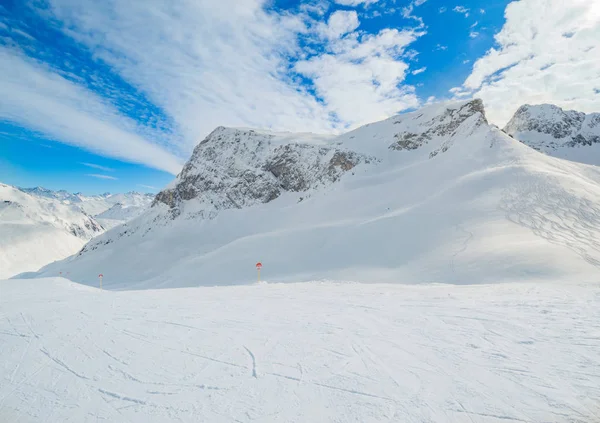 Sneeuw Bedekt Landschap Met Rotsachtige Bergen Onder Bewolkte Hemel — Stockfoto