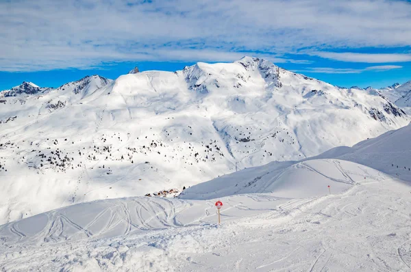 Sneeuw Bedekt Landschap Met Rotsachtige Bergen Onder Bewolkte Hemel — Stockfoto