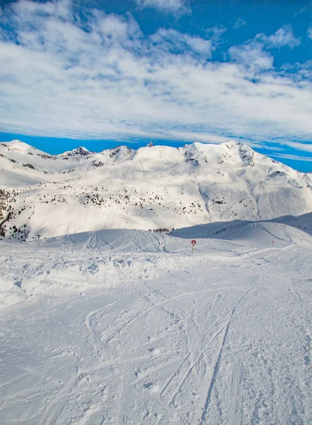 Sneeuw Bedekt Landschap Met Rotsachtige Bergen Onder Bewolkte Hemel — Stockfoto