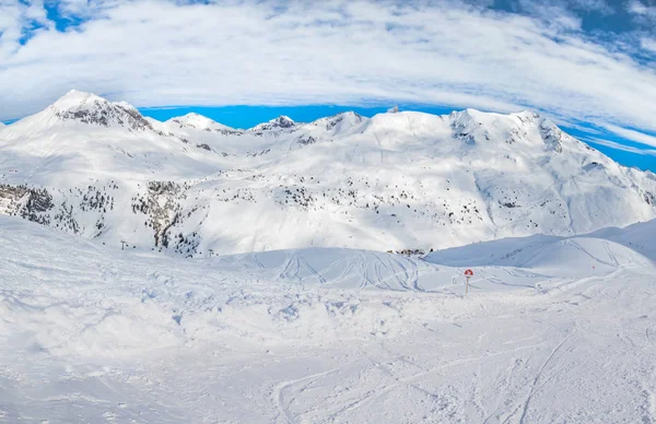 Sneeuw Bedekt Landschap Met Rotsachtige Bergen Onder Bewolkte Hemel — Stockfoto