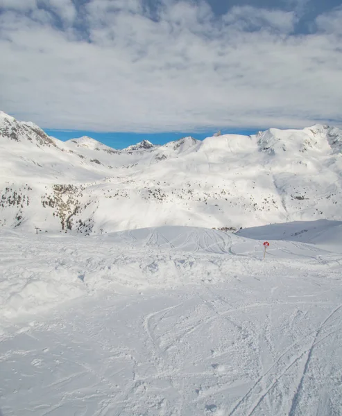 Sneeuw Bedekt Landschap Met Rotsachtige Bergen Onder Bewolkte Hemel — Stockfoto