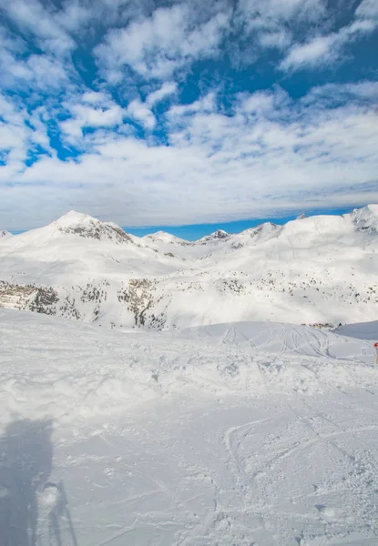 Sneeuw Bedekt Landschap Met Rotsachtige Bergen Onder Bewolkte Hemel — Stockfoto