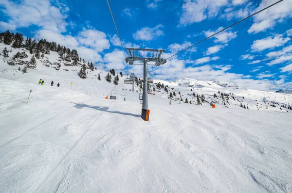 Bulutlu Gökyüzü Altında Karlı Yamaçta Kayak Ile Kayak Asansörleri — Stok fotoğraf