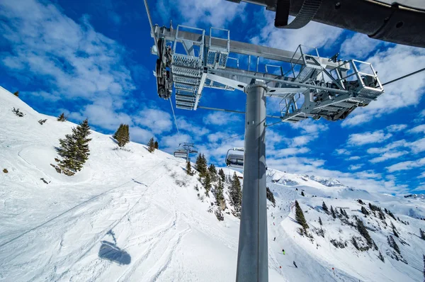 Skilifte Schneebedeckter Berglandschaft Bei Strahlendem Sonnenlicht — Stockfoto