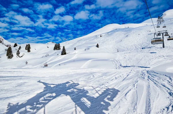 Parlak Güneş Işığı Altında Karla Kaplı Dağlık Manzara Telesiyejler — Stok fotoğraf