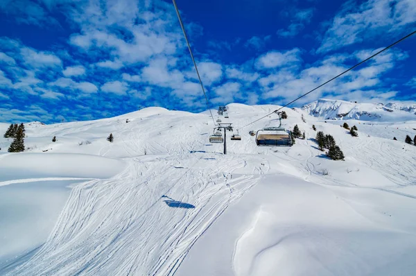 Skilifte Schneebedeckter Berglandschaft Bei Strahlendem Sonnenlicht — Stockfoto