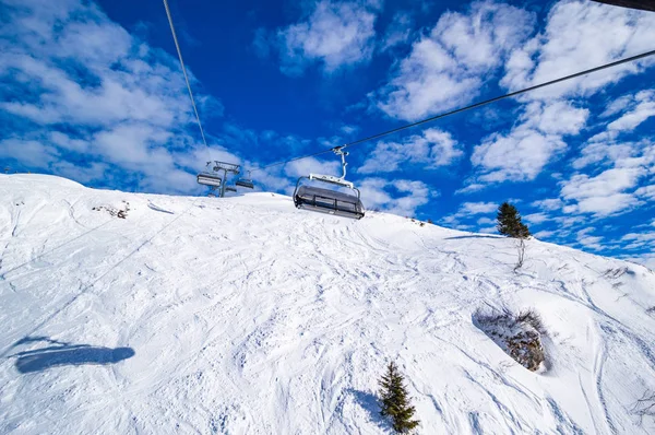 Parlak Güneş Işığı Altında Karla Kaplı Dağlık Manzara Telesiyejler — Stok fotoğraf