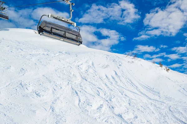 Skilifte Schneebedeckter Berglandschaft Bei Strahlendem Sonnenlicht — Stockfoto